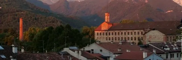 Vista della Fabbrica Alta di Schio con le Piccole Dolomiti sullo sfondo